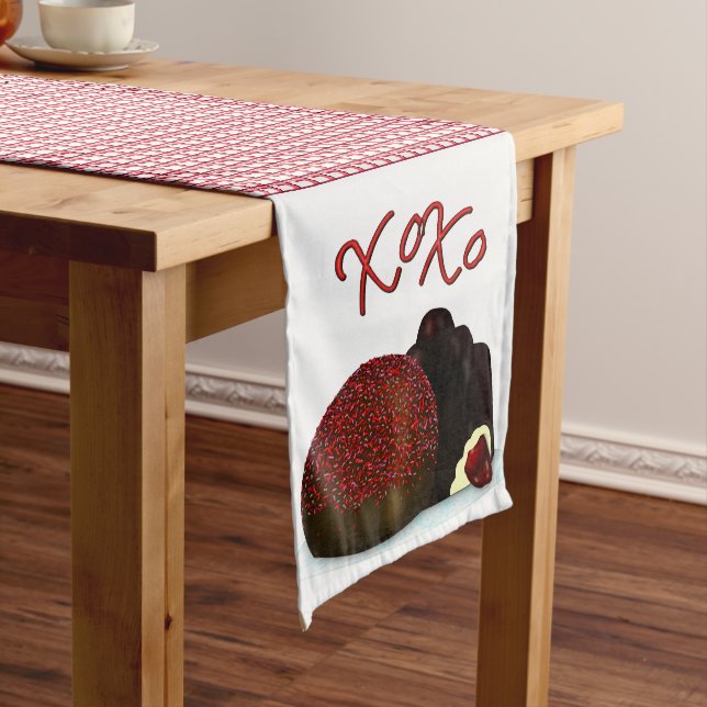Chemin De Table Long Bonbon Valentin XOXO et chocolat noir (In Situ)