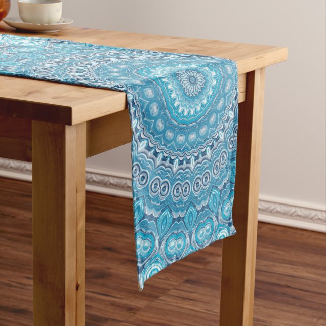Chemin De Table Long Conception de motif mandala bleu et blanc (In Situ)