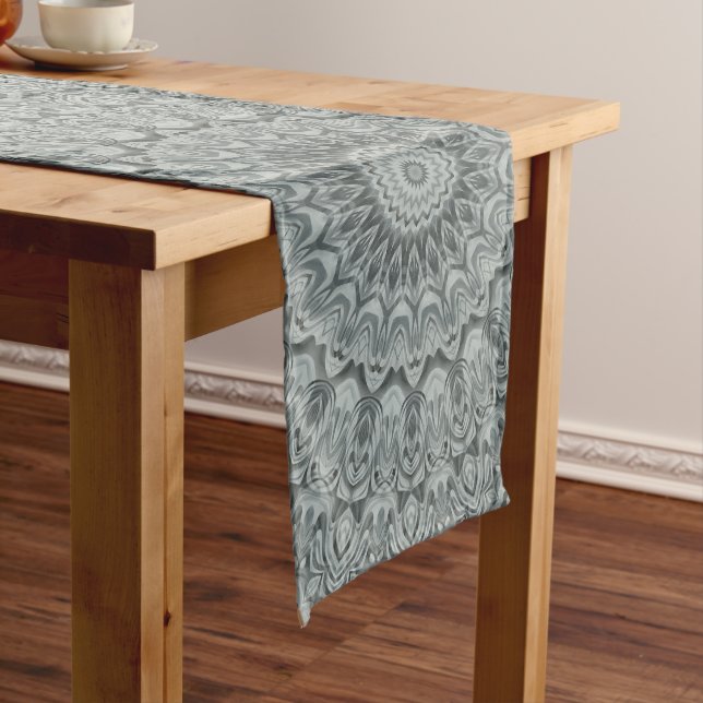 Chemin De Table Long Conception de motif mandala gris et argent (In Situ)