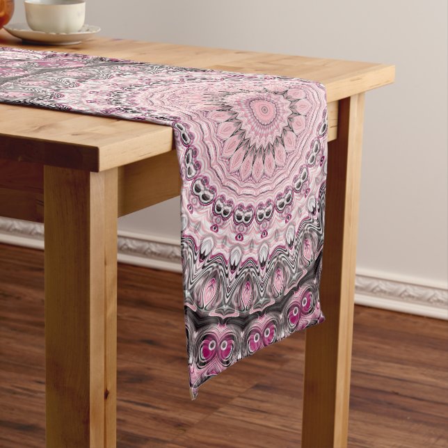 Chemin De Table Long Conception de motif mandala rose et bordeaux (In Situ)