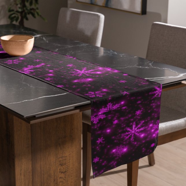 Chemin De Table Long Flèche blanche Coureur de table Bkgrd violet profo (White Snowflakes Deep Purple Background Table Runner)