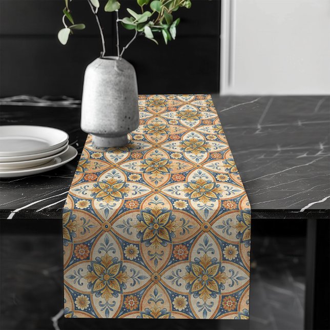Chemin De Table Long Gras Carrelage méditerranéen Motif Terracotta Bleu (Bold Mediterranean Tile Pattern Terracotta Blue Long Table Runner)