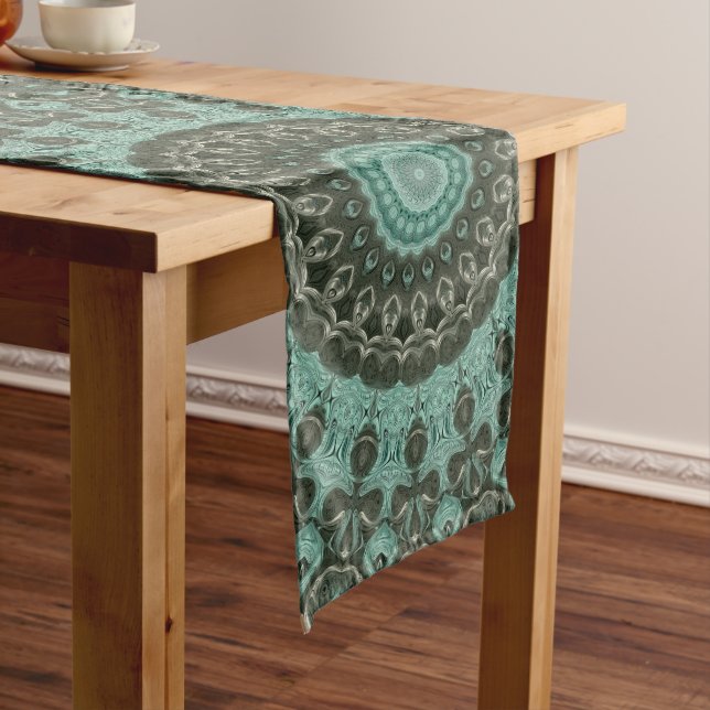 Chemin De Table Long Medallion antique en Turquoise et Emeraude (In Situ)