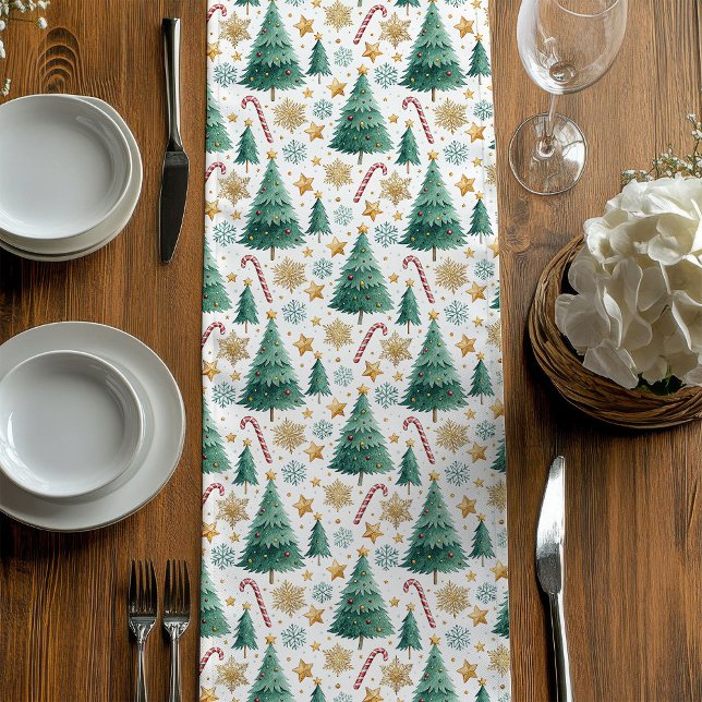 Chemin De Table Moyen Cozy Christmas Trees Red Green Gold Table Runner (Cozy Christmas Trees Red Green Gold Table Runner)