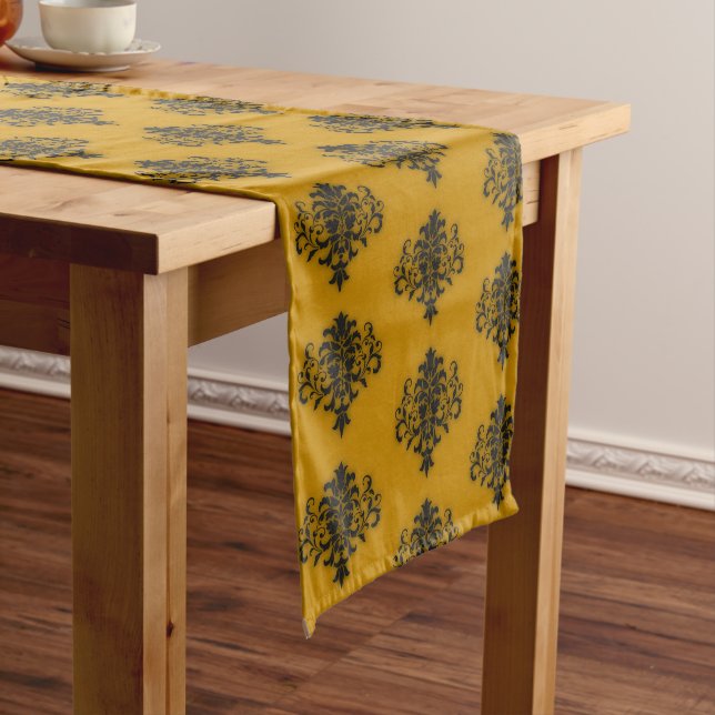 Chemin De Table Moyen Damas noir sur motif jaune moutarde (In Situ)