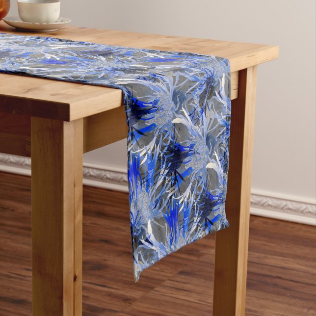Chemin De Table Moyen Modèle floral moderne gris et bleu (In Situ)