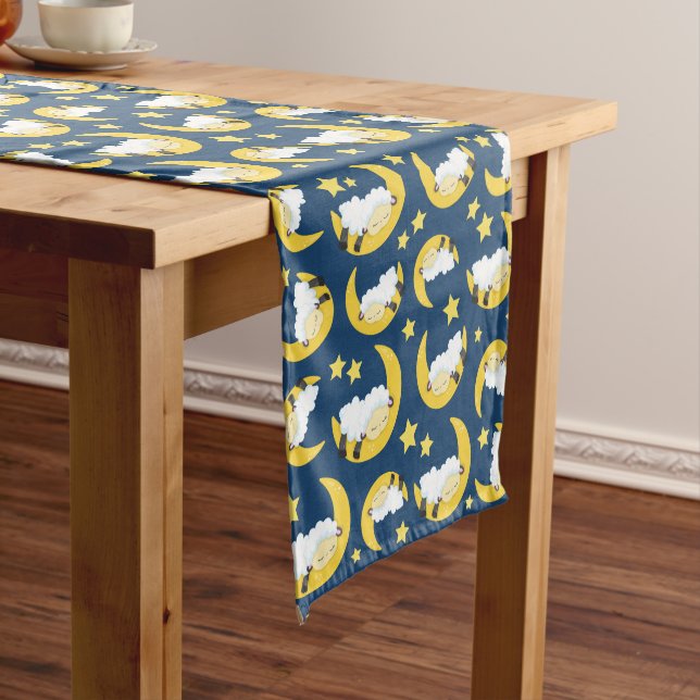 Chemin De Table Moyen Motif mouton, Mouton couché, Lune, Étoiles (In Situ)