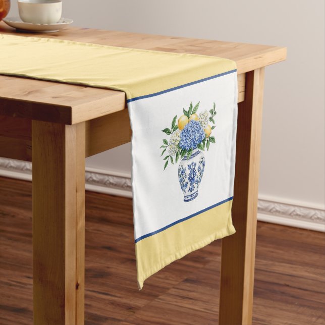 Chemin De Table Moyen Vase Chinoiserie Bleu et Blanc avec hydrangées (In Situ)