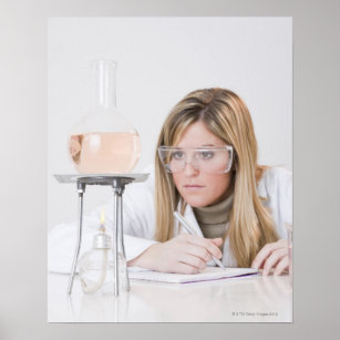 Chemist mit Blick auf Bunsen Brenner Poster