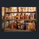 Chemist - Motion Pop Poster<br><div class="desc">Damals wurden Chemikalien in farbigen Glasflaschen auf offenen Regalen gelagert, die sich wirklich leicht umschlagen ließen. Dies ist ein gutes Beispiel dafür, aber ohne die Sicherheitstüren im Weg zu stehen, können Sie einfach durch das waten, was Sie brauchen.</div>