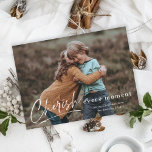 Cherish Jeden Augenblick Script Foto Frohe Weihnac Karte<br><div class="desc">Benutzen Sie unsere "Cherish on moment" Weihnachtskarten für das Foto, um Ihren Freunden und der Familie frohe Weihnachten zu wünschen. Ein koordinierender Backer mit einem zusätzlichen Foto und einer längeren persönlichen Nachricht, die dies zu einer Zwei-Foto-Weihnachtskarte macht. Sie können alle oder alle Backer-Elemente entfernen, wenn Sie eine einfache Single-Fotokarte mit...</div>
