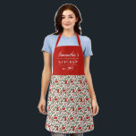 Cherry Berries Muster Hübsch Moderner Roter Name Schürze<br><div class="desc">Eine meiner Töchter ist derzeit besessen von allem Kirschen, so natürlich musste ich eine Schürze, die Kirsche Thema war zu entwerfen! :) Diese wunderschöne Schürze zeigt ein Muster von Kirschen und Blätter in fett rot und grün. Drei Vorlagen sind für die Personalisierung inbegriffen, was diese Schürze zu einem einzigartigen Geschenk...</div>