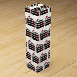 Cherry Black Forest Cake Slice Geburtstagsparty Fo Weinbox<br><div class="desc">Das Design zeigt eine originale Marker-Abbildung eines Schnittes schwarzen Waldkuchens. Ideal für eine Geburtstagsparty,  Kuchenverkauf,  Kuchentausch oder Bäckerei. In diesem Shop finden Sie auch viele weitere gastronomische Designs. Sehen Sie nicht,  wonach Sie suchen? Kontaktieren Sie Rebecca,  um etwas für Sie erstellt zu haben.</div>