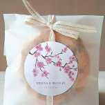 Cherry Blossom Bloom Wedding Runder Aufkleber<br><div class="desc">Erstellen Sie ein einzigartiges Set von Monogramm Hochzeitsaufklebern mit einem Thema Kirschblüte. Alle Elemente dieses Artikels sind freigeschaltet und anpassbar,  also viel Spaß beim Erstellen und eigenen machen.</div>