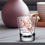 Cherry Blossom Bridesmaid Schnapsglas<br><div class="desc">Hochzeitsgeschenk für Brautjungfrau, mit vollständig bearbeitbarem Wortlaut, um Namen und Rolle einzubeziehen. Das Design umfasst einen Zweig Kirschblütenblüte in voller Blüte mit sanften rosa und weißen Blume, perfekt für eine Frühjahrshochzeit, eine rosa Blumenhochzeit, eine luftige Gartenhochzeit, ein Arboretum-Ambiente oder natürlich eine Kirschblütenhochzeit. Entsprechende Hochzeitsauflagen, Tafelschilder und Dekorationen finden Sie in...</div>