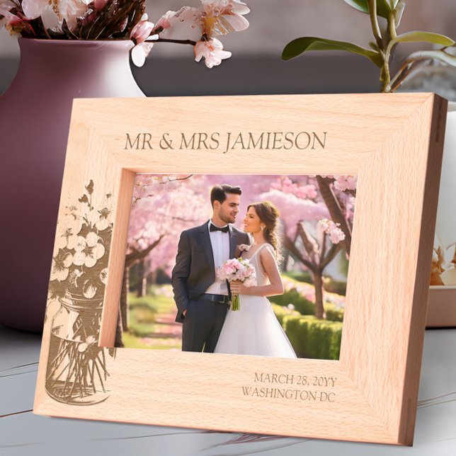 Cherry Blossom und Mrs. Wedding Foto Geätzte Rahmen (Mr and Mrs Wooden Photo Frame from the Cherry Blossom wedding collection by Darling & May)
