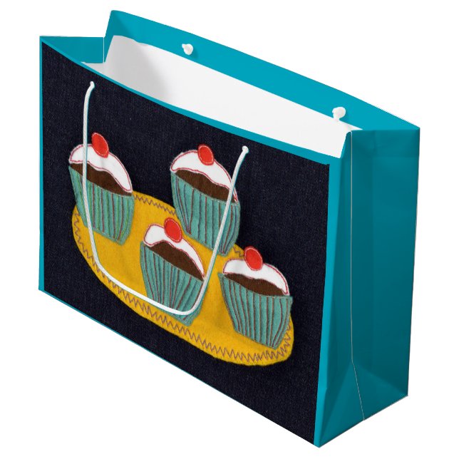 Cherry Buns Große Geschenktüte (Vorderseite Schrägansicht)