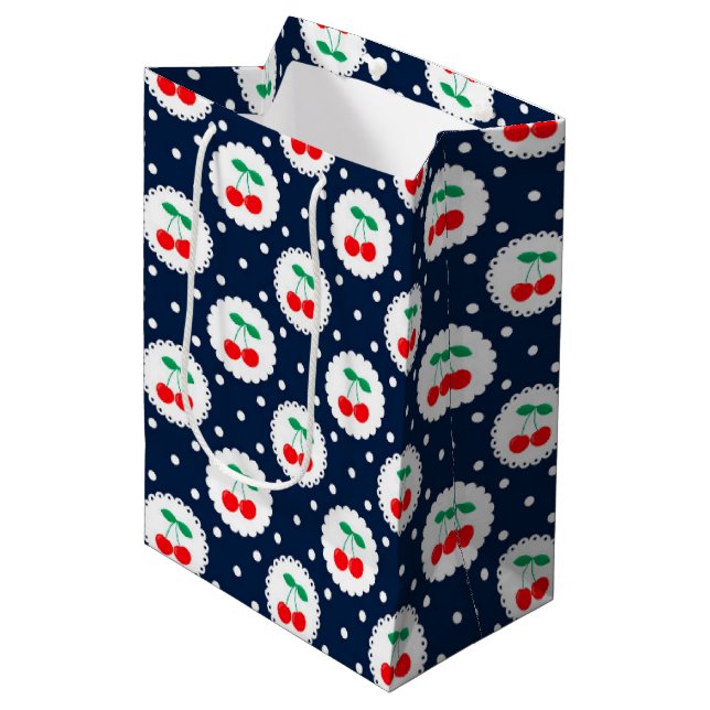 Cherry Dot Pattern - Retro Fruit Gift & Decke Mittlere Geschenktüte (Vorderseite Schrägansicht)