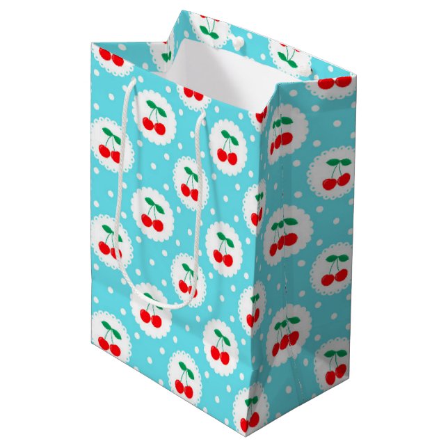 Cherry Dot Pattern - Retro Fruit Gift & Decke Mittlere Geschenktüte (Vorderseite Schrägansicht)