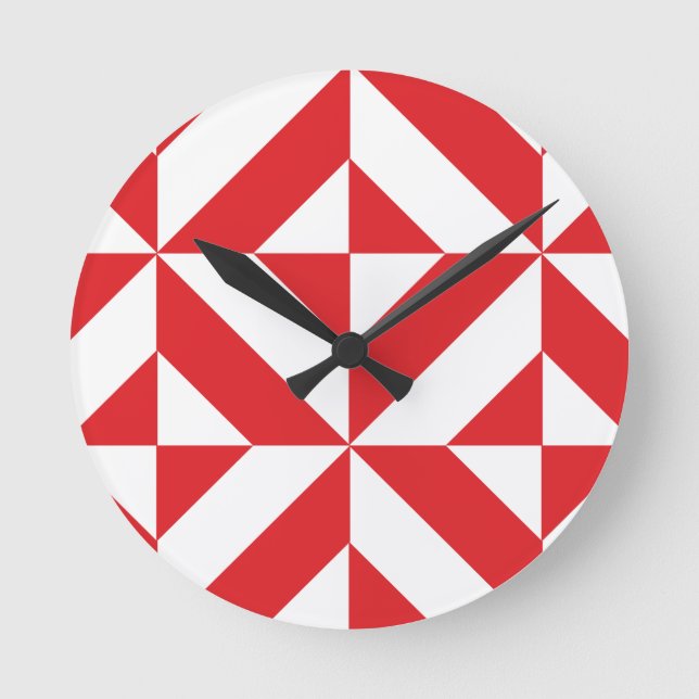 Cherry Red Geometric Deco Cube Pattern Runde Wanduhr (Vorderseite)