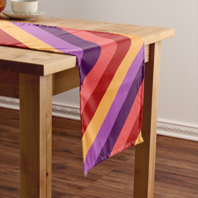 Cherry Red Violet Stripes Medium Tischläufer (Beispiel)