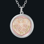 Cherub Angel Heart Versilberte Kette<br><div class="desc">Cherub Angel Halskette, T - Shirt und Engel Geschenke von ArtMuvz Illustration. Charmanter Angel T - Shirt für Mama, Vater, Kinder, Baby. Hübscher Cherub Engel Geburtstag und Weihnachtsgeschenke, Totentasche, Tasse, Engelgeschenke können religiös oder weltlich sein und für jedes Budget gefunden werden.Egal welche Engelgeschenke Sie wählen, es wird sicher vom Empfänger...</div>