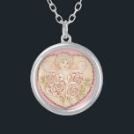 Cherub Angel Heart Versilberte Kette<br><div class="desc">Cherub Angel Halskette, T - Shirt und Engel Geschenke von ArtMuvz Illustration. Charmanter Angel T - Shirt für Mama, Vater, Kinder, Baby. Hübscher Cherub Engel Geburtstag und Weihnachtsgeschenke, Totentasche, Tasse, Engelgeschenke können religiös oder weltlich sein und für jedes Budget gefunden werden.Egal welche Engelgeschenke Sie wählen, es wird sicher vom Empfänger...</div>