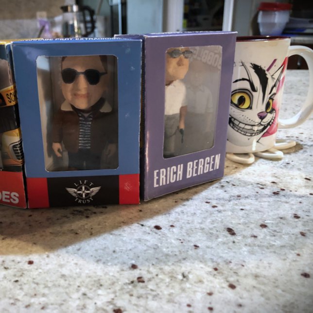 CheshireFX Thé Mug (Peeking around my 3D Printed Bobble Heads from cheshirefx.com)