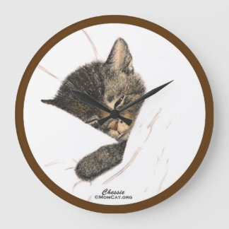 Chessie - die schlafende Kittenmauer Große Wanduhr