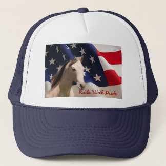 Cheval avec le casquette de drapeau américain