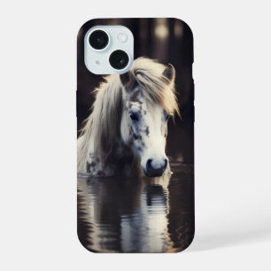 Cheval blanc dans le lac