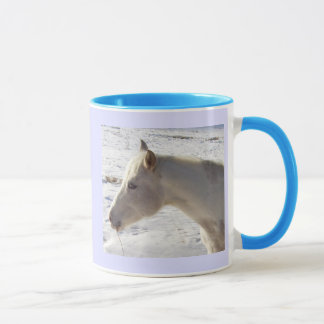 Cheval blanc dans une tasse de neige