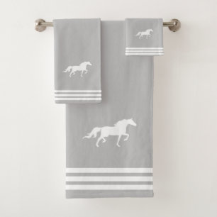 Cheval blanc personnalisé et trois bandes sur gris