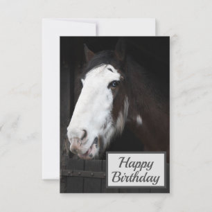 Cheval Brown à la ferme Bonne carte d'anniversaire