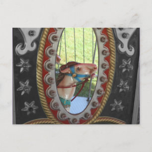 Cheval de carrousel en carte postale de blanc de