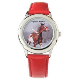 Cheval de peinture galop à travers la neige Montre