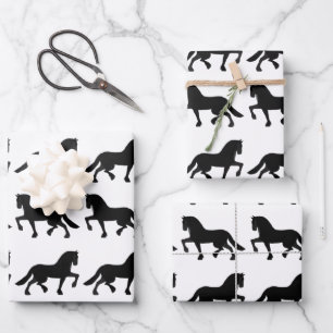 Cheval friésien enveloppant des feuilles de papie