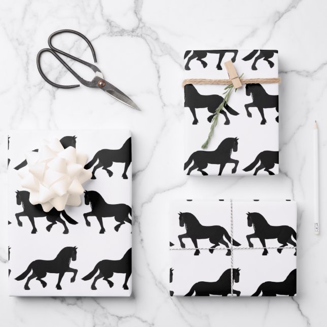 Cheval friésien enveloppant des feuilles de papier (Recto)