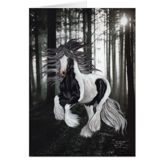 Cheval gitan dans la forêt