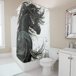 Cheval majestueux d'esprit par le rideau en douche