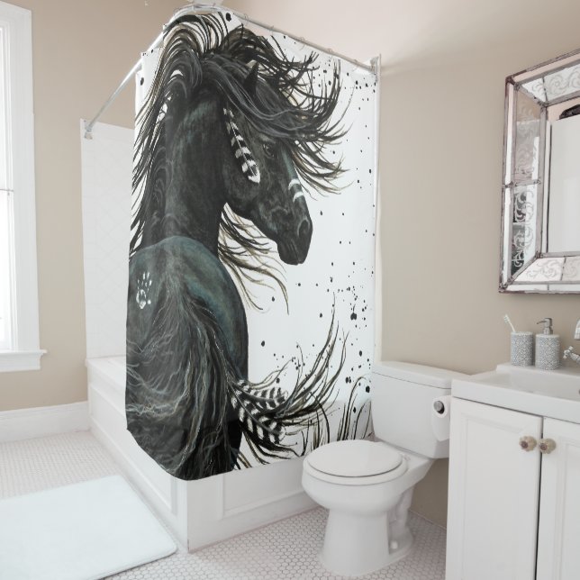 Cheval majestueux d'esprit par le rideau en douche (En situation)
