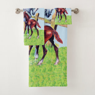 Cheval Mère Gris par clôture en Herbe avec Colt Bé