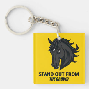 Cheval noir avec texte qui se démarque de la foule