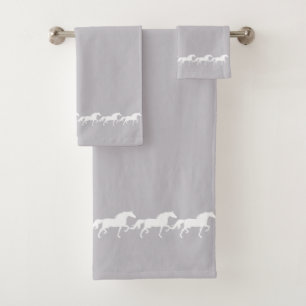 Chevaux blancs élégants et stylés sur gris argenté