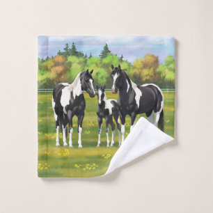 Chevaux De Peinture De Pinto Noir En Pâturage Été