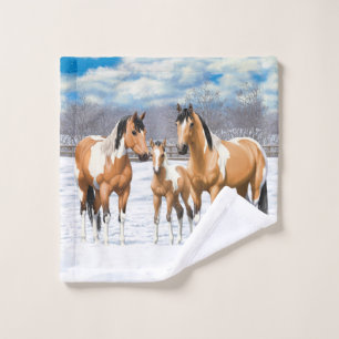 Chevaux De Peinture En Peau De Bouche Dans La Neig