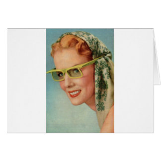 cheveux rouges, lunettes de soleil jaune citron