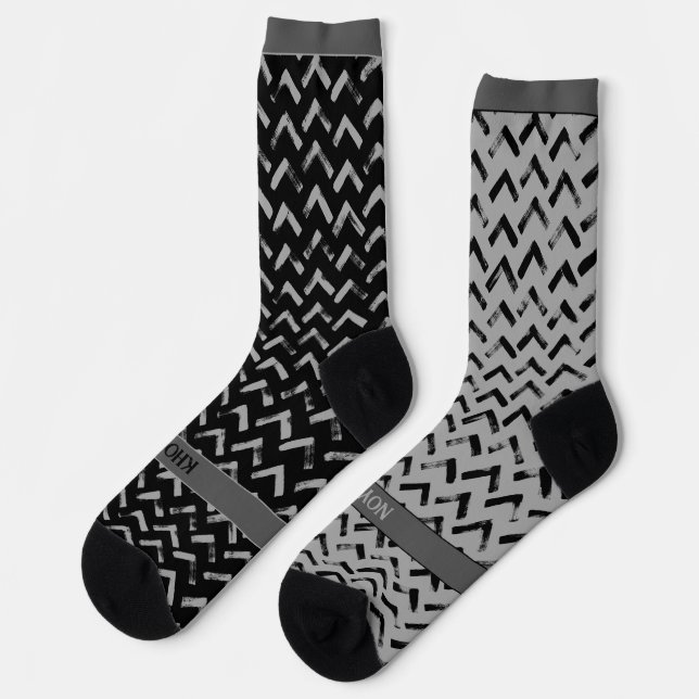 Chevron Black and Grey Name on Mismatch Socken (Linkes Detail)