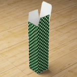 CHEX 16-CHRISTMAS GESCHENKBOXEN Wein-Geschenkverpackung<br><div class="desc">CHEX 16-CHRISTMAS GREEN-WEIN-FLASCHE-GESCHENKBOXEN - Dieses Muster erinnert an Oma's Kochbücher von Weitem. Damals war es eine bestimmte Farbe. Heute ist hier das choxähnliche Muster in verschiedenen Farben erhältlich. Das Allover-Chex-Muster deckt die gesamte Box ab. Eine Weinflasche Geschenktasche und eine Neopren-Tasche stehen ebenfalls zur Verfügung. Die Party-Versorgung wird koordiniert.</div>