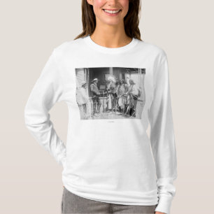Cheyenne-Mann-Gegenteil mit Weiß T-Shirt